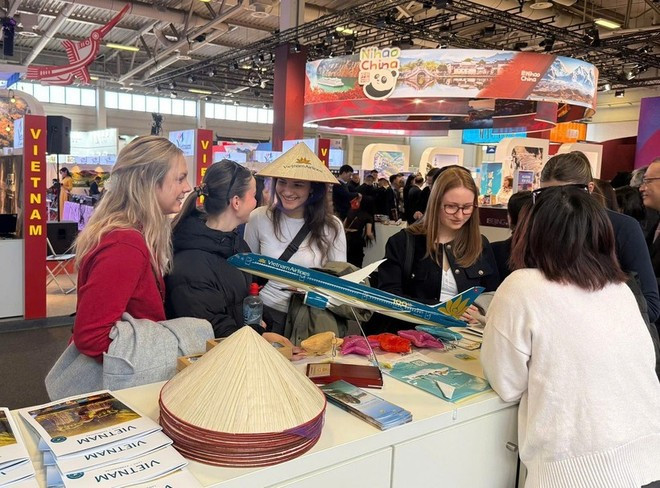 Affluence de visiteurs au stand du Vietnam au salon ITB Berlin 2025. Photo : VNA