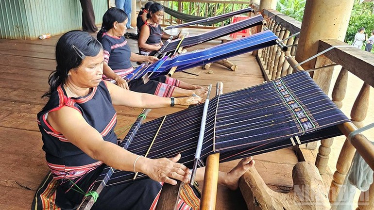 L’art du tissage de brocatelles est transmis de génération en génération par le peuple Jrai. Photo : nhandan.vn image-56.jpg