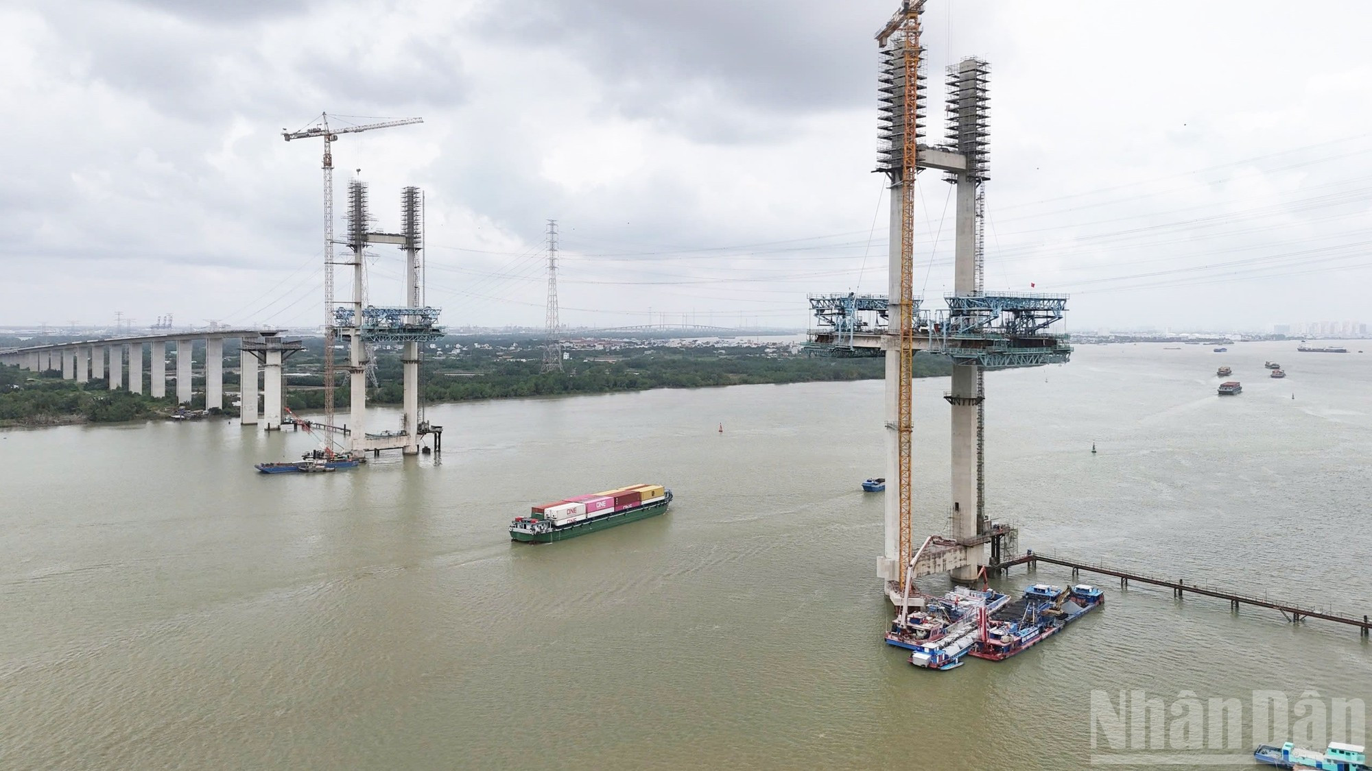 La construction a redémarré début mai 2025 après la sélection d’un nouvel entrepreneur. Ce projet, désormais identifié sous le nom de lot J3-1, reprend la partie restante du lot J3. Photo: nhandan.vn 3.jpg