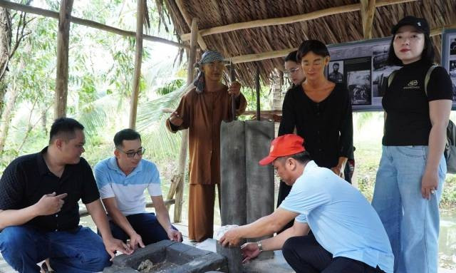 Des visiteurs découvrent les cabanes du modèle de village forestier de Vo Doi. Photo : vnexpress.net 03973702497bc3259a6a-4972-1758-2309-7277-1758465913.jpg
