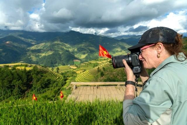 Barbara Landsberg, profite du paysage des rizières en terrasses sous le soleil du matin à Mu Cang Chai. Photo : Barbara Landsberg