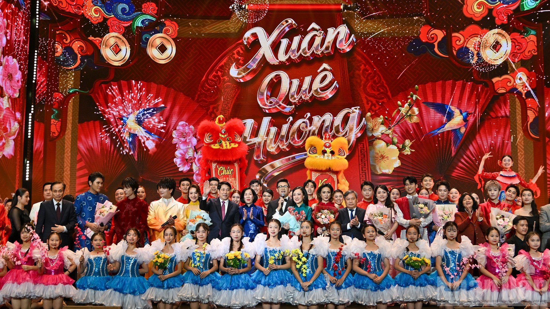 Le président de la République Luong Cuong et son épouse, Nguyen Thi Minh Nguyet, aux côtés des délégués et des artistes lors du programme Xuan Que huong (Printemps au pays natal) 2026. Photo : nhandan.vn