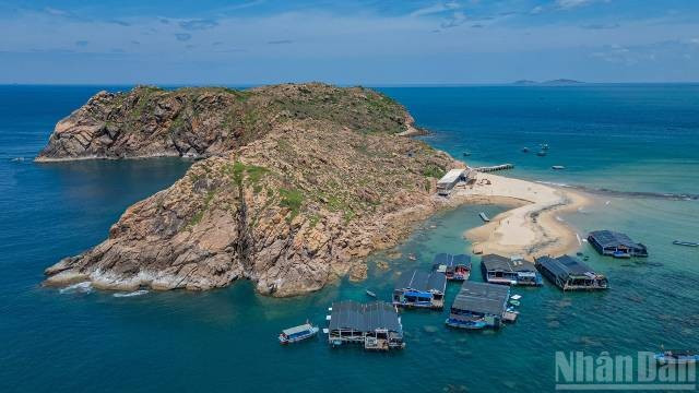 Hon Kho, une île rocheuse naturelle avec une longue plage de sable blanc – se situe à un peu plus de 200 mètres du rivage de Nhon Hai. Photo : nhandan.vn 4-22.jpg