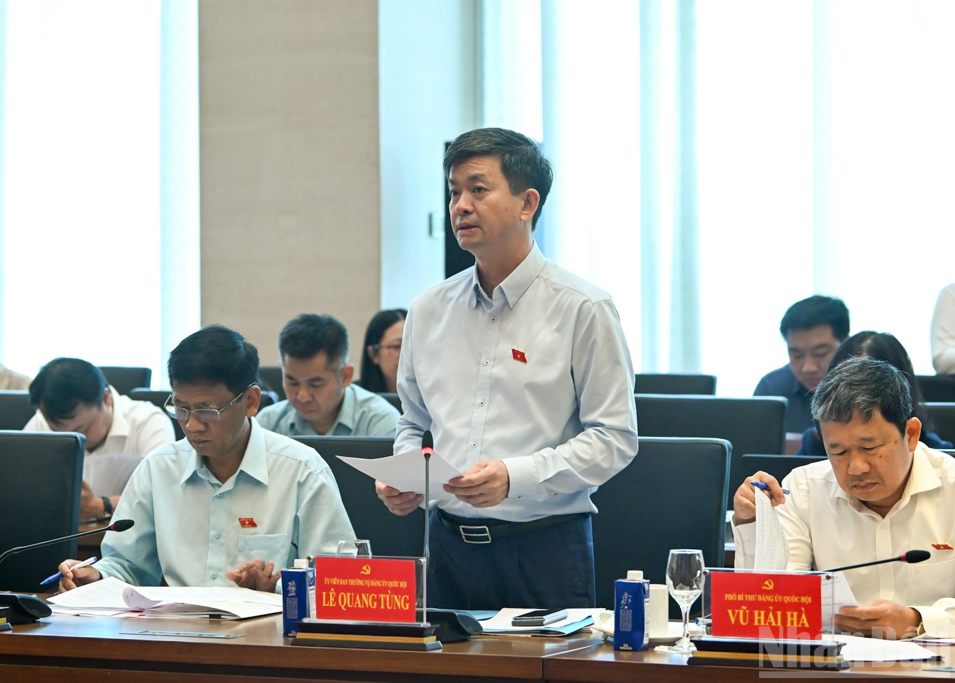 Le secrétaire général de l’AN, chef du Bureau de l’AN, Le Quang Tung, présente un rapport lors de la conférence. Photo: nhandan.vn image-28.jpg