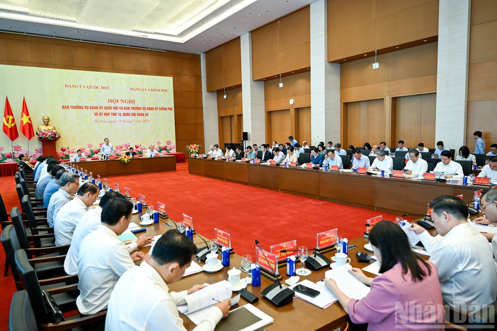 Vue d’ensemble de la conférence conjointe du Bureau permanent du Comité du Parti de l’AN et du Bureau permanent du Comité du Parti du gouvernement. Photo: nhandan.vn image-30.jpg