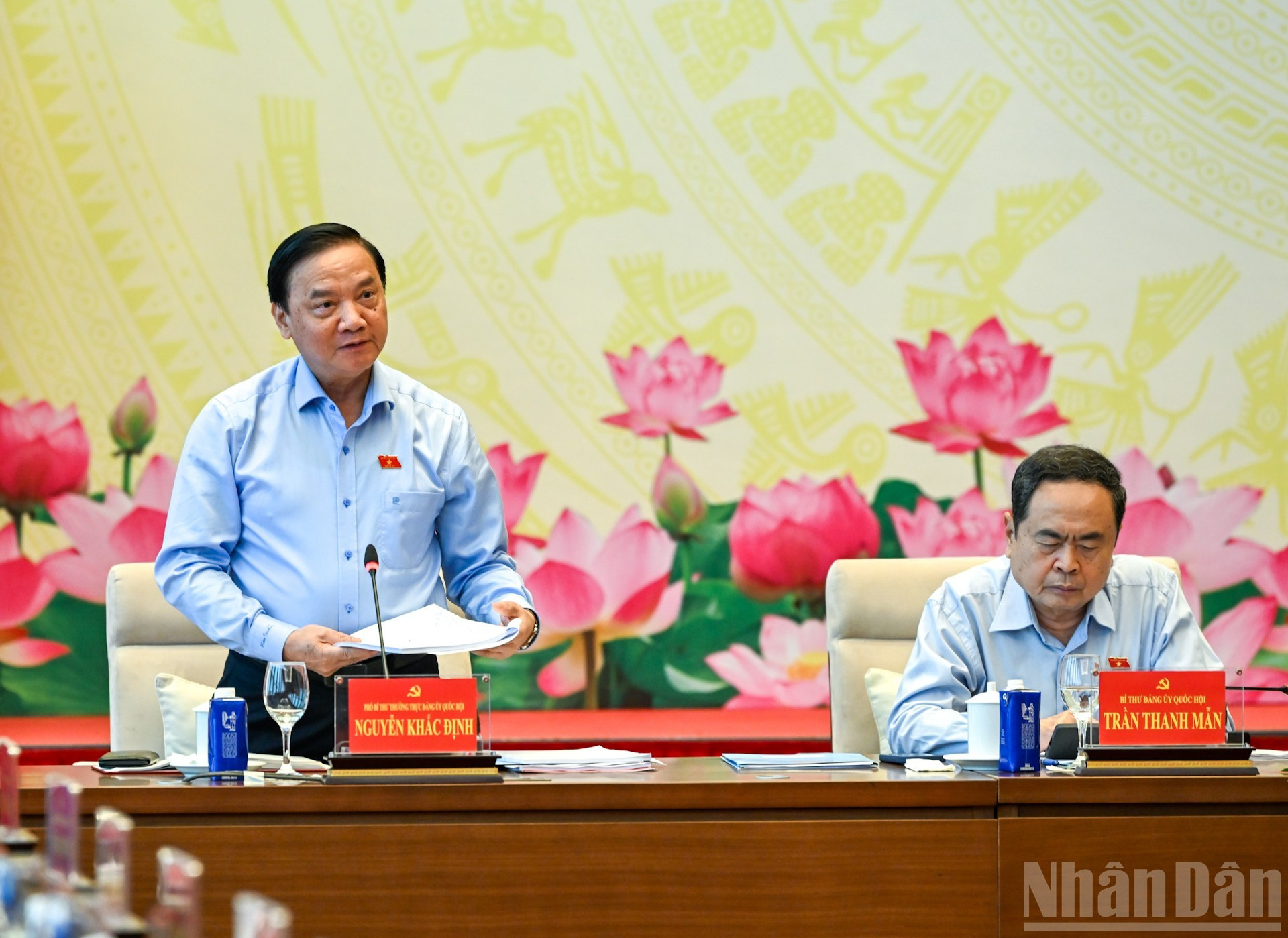 Le vice-président de l’AN, Nguyen Khac Dinh, dirige les discussions lors de la conférence. Photo: nhandan.vn image-31.jpg