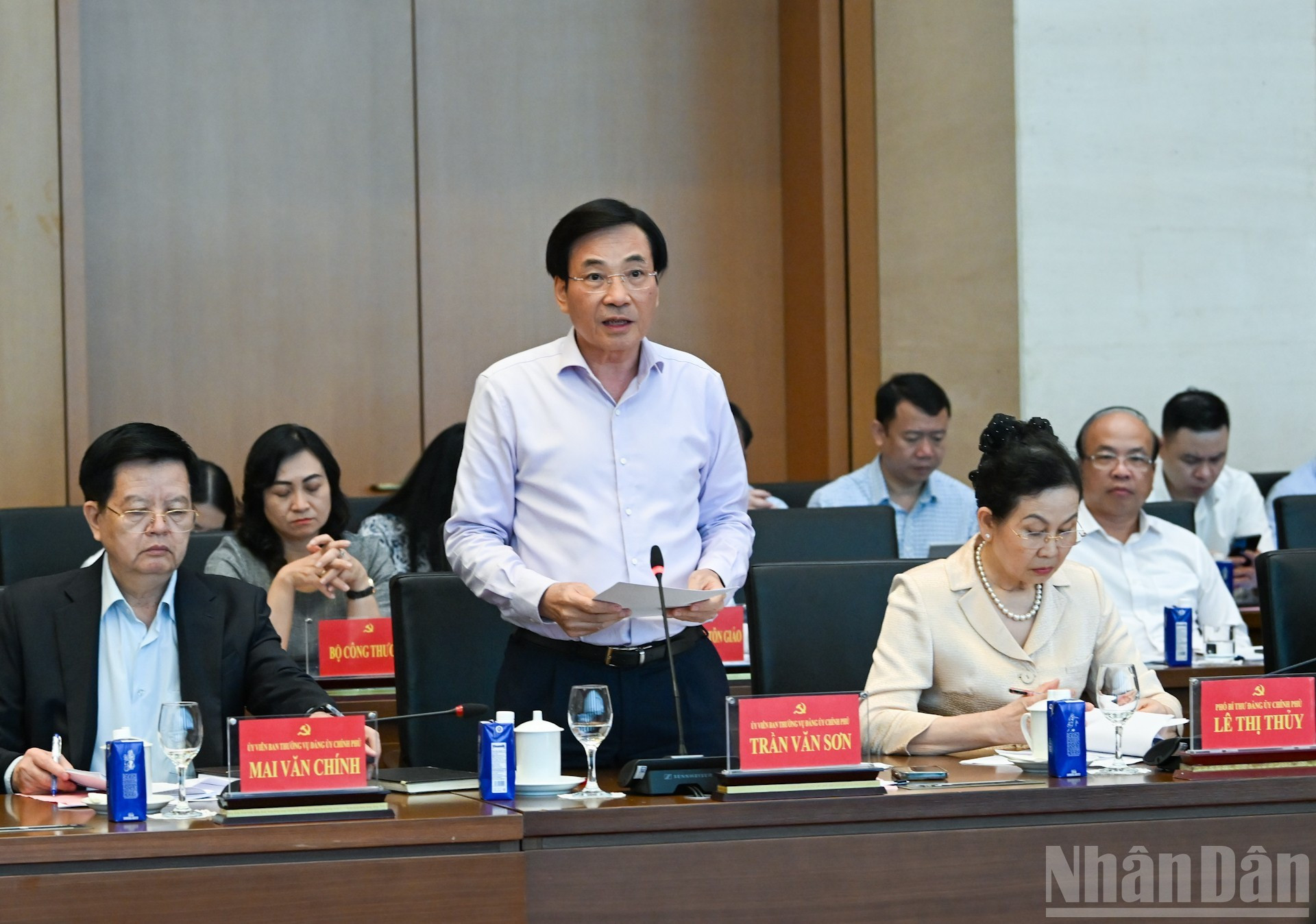 Le ministre, chef du Bureau du gouvernement, Tran Van Son, présente un rapport lors de la conférence. Photo: nhandan.vn image-29.jpg