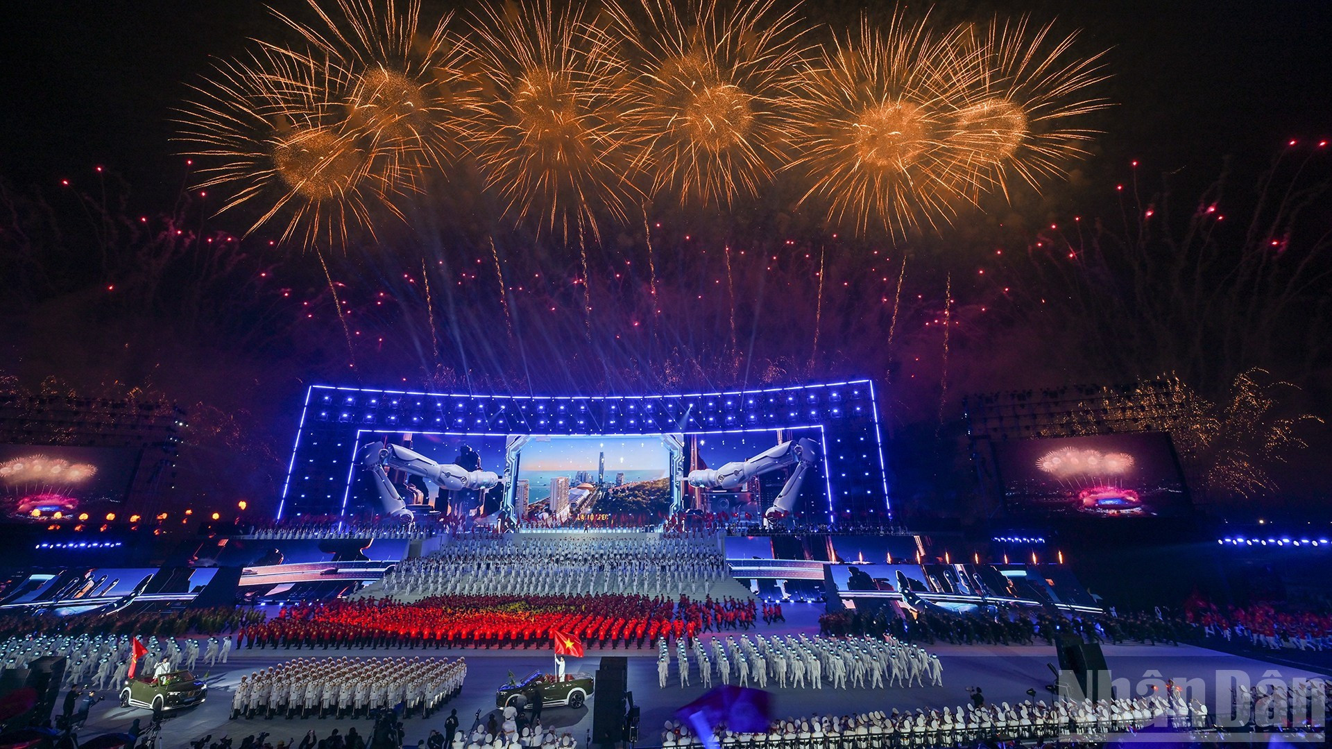 Des feux d’artifice illuminent le ciel de la capitale Hanoï pour célébrer le succès du XIVᵉ Congrès national du Parti communiste du Vietnam. Photo: nhandan.vn