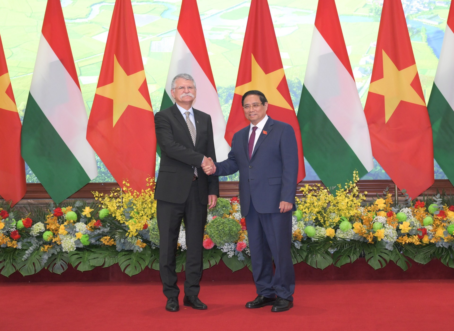 Le Premier ministre Pham Minh Chinh accueille le président de l’Assemblée nationale de Hongrie, Kover Laszlo. Photo : nhandan.vn
