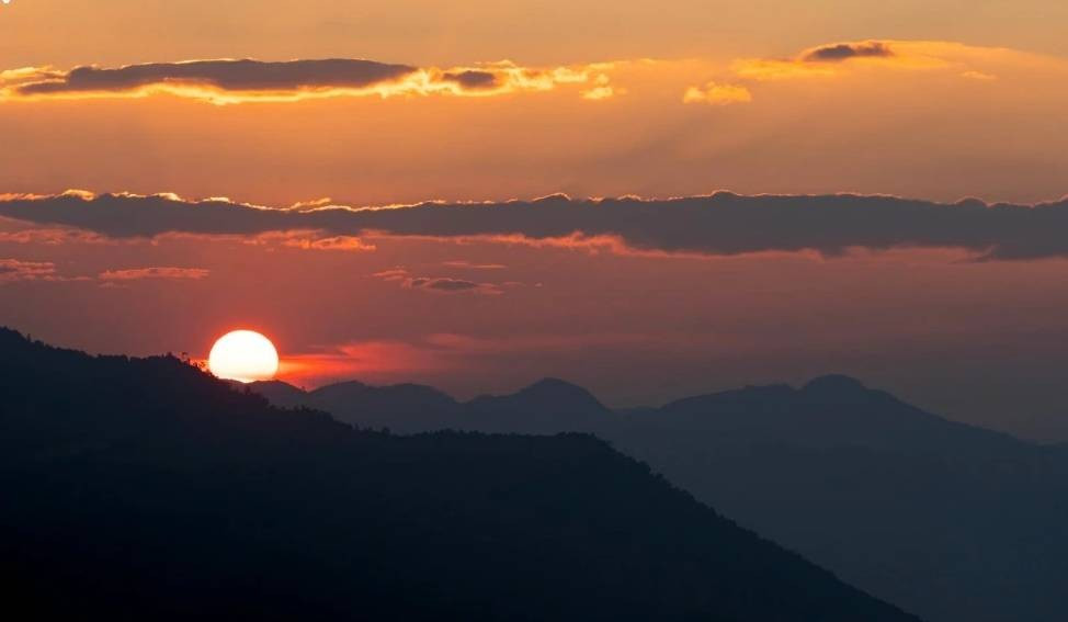 Le crépuscule enveloppe Dien Bien. Photo : VOV.
