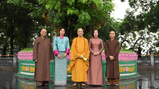 Mme Nguyen Thi Minh Nguyet, épouse du président de la République Luong Cuong, la reine du Bhoutan Jetsun Pema et le vénérable Thich Thanh Nha, supérieur de la pagode Tran Quoc. Photo: nhandan.vn
