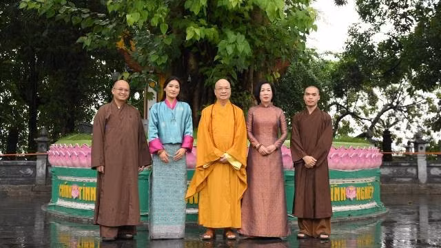 Mme Nguyen Thi Minh Nguyet, épouse du président de la République Luong Cuong, la reine du Bhoutan Jetsun Pema et le vénérable Thich Thanh Nha, supérieur de la pagode Tran Quoc. Photo : nhandan.vn
