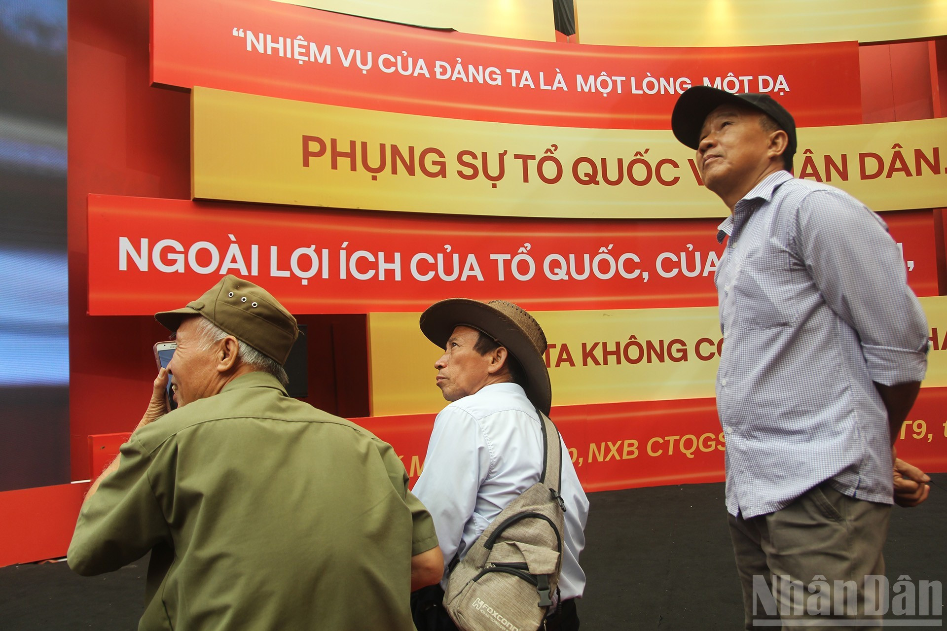 Une citation classique du président Ho Chi Minh est mise en valeur artistiquement, donnant une profondeur supplémentaire au contenu de la zone. Photo : nhandan.vn 10.jpg