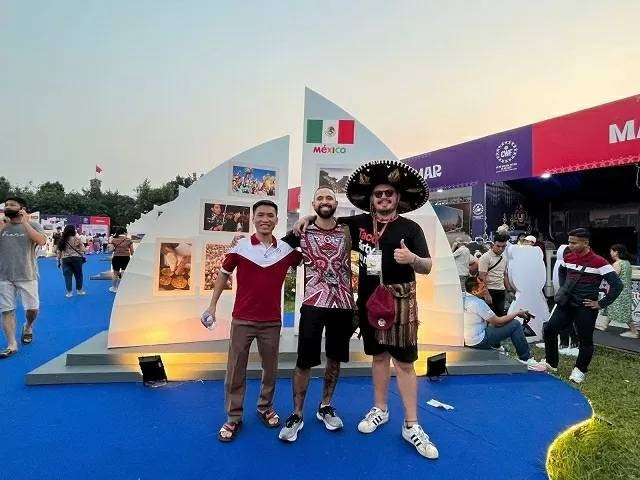 Ramon Baca, originaire du Mexique (au centre), participe au Festival avec ses amis. Photo: baoquocte.vn 2jpg-1.jpg