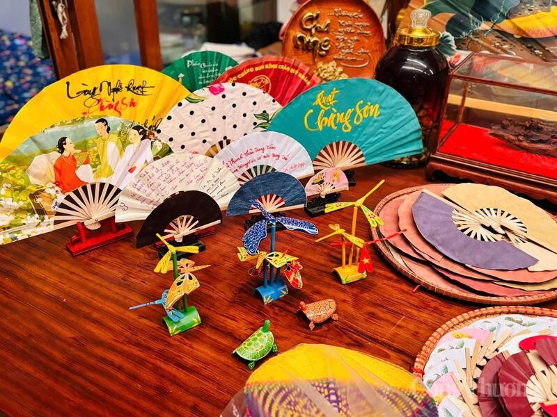 Les éventails de Chang Son se déclinent en de nombreux modèles et styles, attirant les visiteurs venus les découvrir. Photo : congthuong.vn