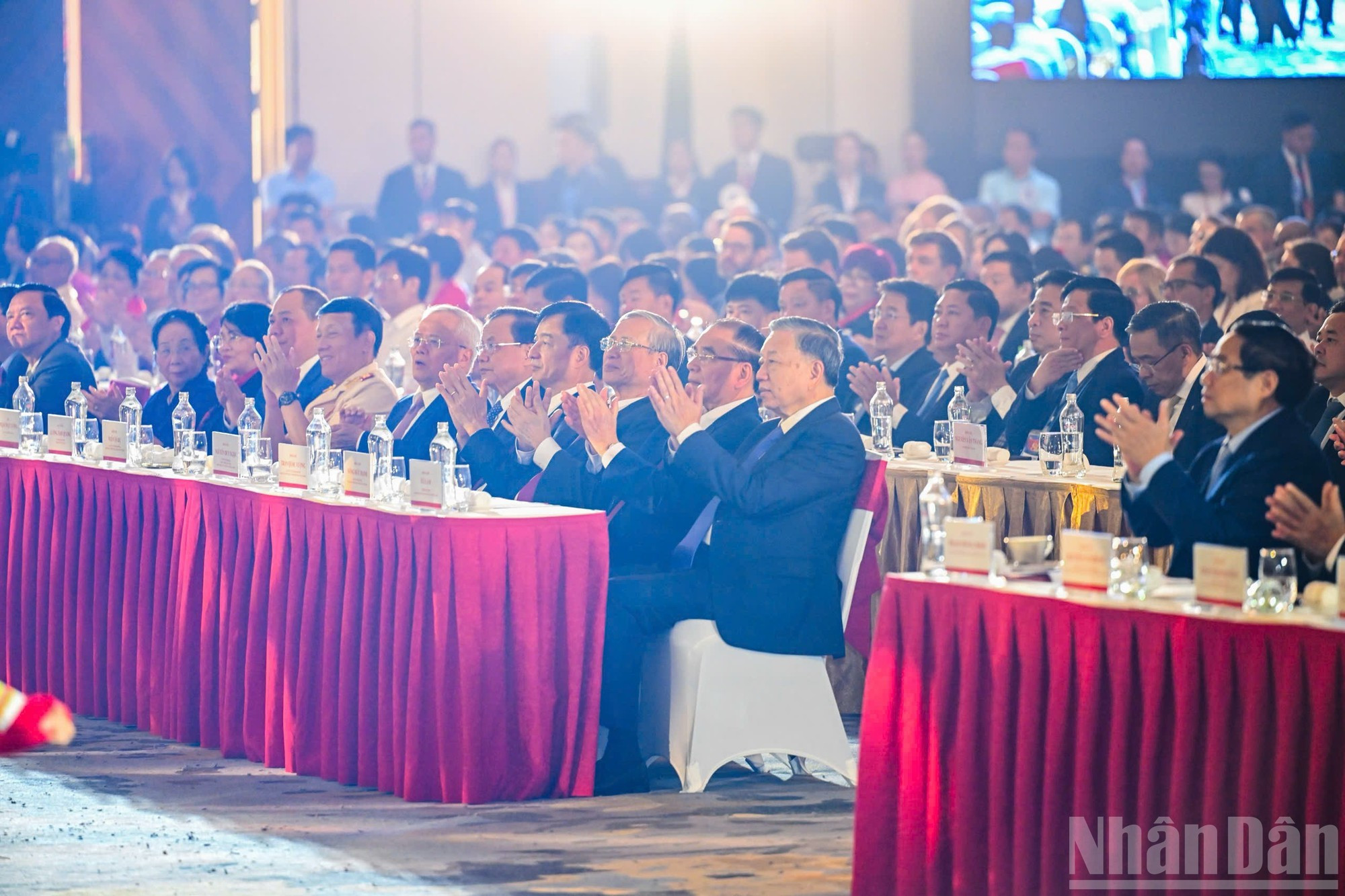 Les dirigeants et anciens dirigeants du Parti et de l’État lors de la cérémonie d’ouverture. Photo : nhandan.vn