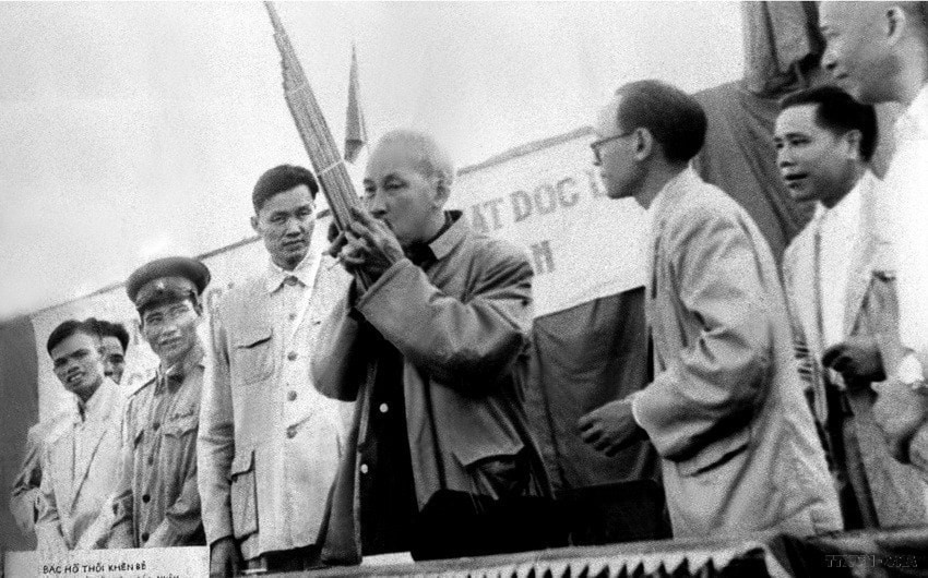 Le Président Ho Chi Minh joue du Khen, instrument de musique traditionnel de l'ethnie Thai, à Yen Chau, province de Son La, le 7 mai 1959. Photo : VNA