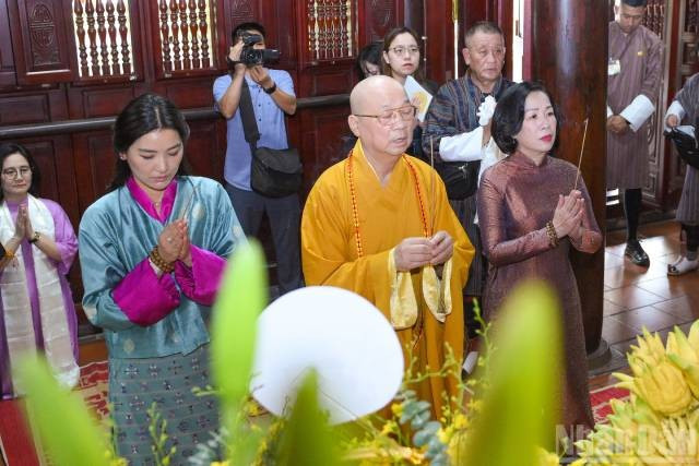 La reine du Bhoutan Jetsun Pema et Mme Nguyen Thi Minh Nguyet, épouse du président de la République Luong Cuong, procédant à l’offrande d’encens à la pagode Tran Quoc. Photo: nhandan.vn 6-18.jpg
