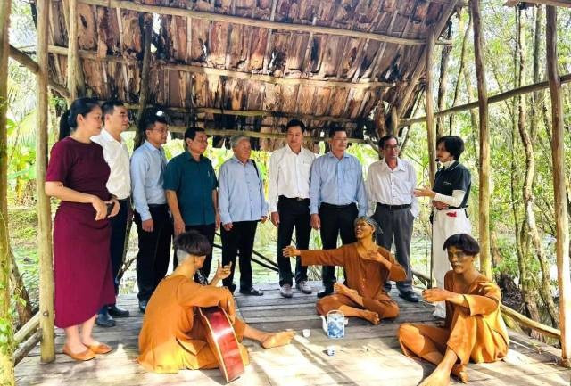 Des visiteurs explorent les cabanes du village forestier de Vo Doi, reconstituant l’espace de vie et de combat des soldats et habitants durant la guerre du Vietnam. Photo : vnexpress.net 3cf873d733aeb9f0e0bf-2054-1758-5494-9683-1758465912.jpg