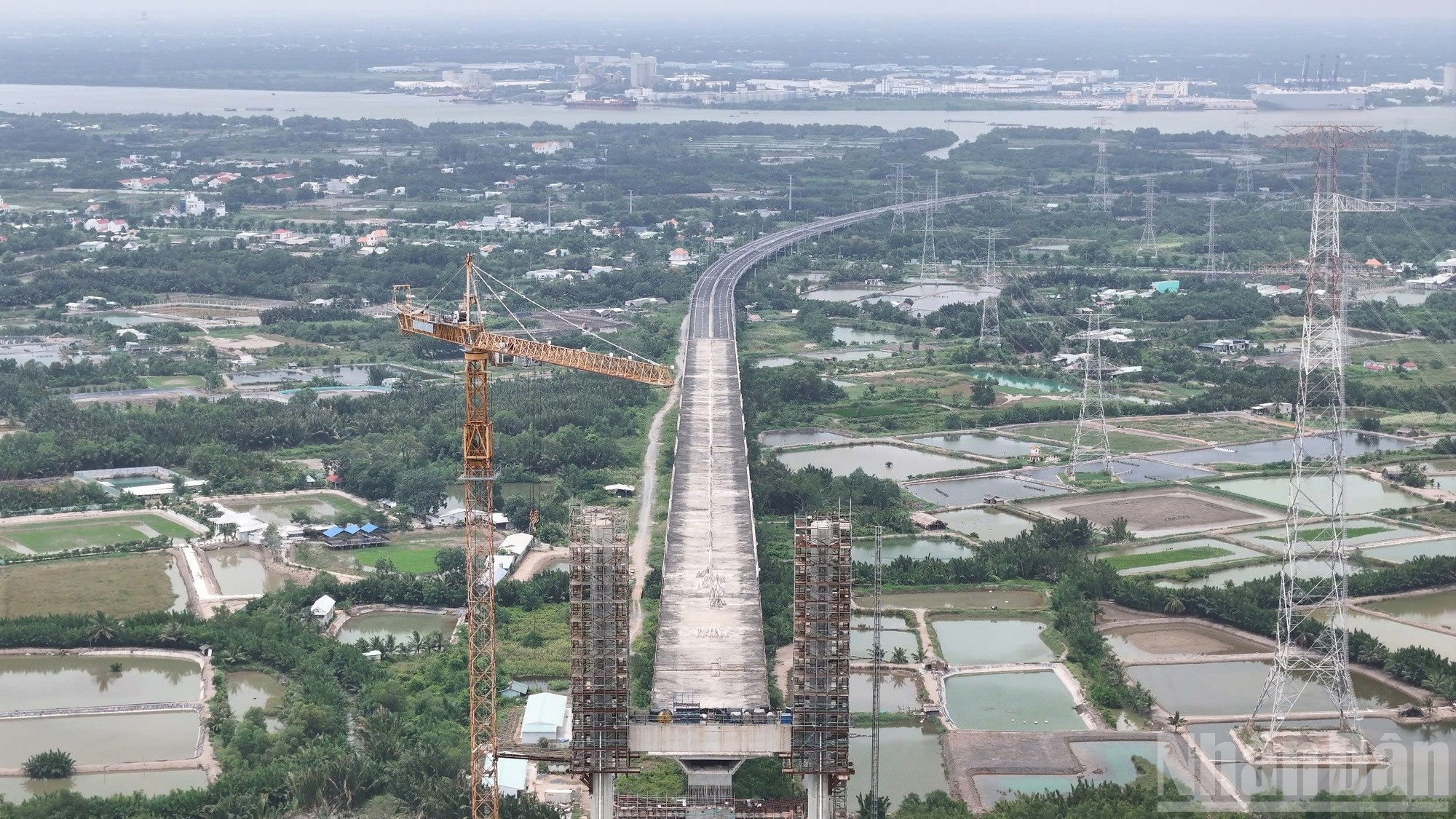À ce jour, l’installation du premier faisceau de câbles sur les piles principales P15 (Can Gio) et P16 (Dai Phuoc, Dong Nai) a marqué une étape importante. Sur les deux rives de Can Gio et Nhon Trach, plusieurs dizaines de piles sont achevées, prêtes pour les prochaines étapes : pose de l’asphalte, installation des garde-corps et du système d’éclairage. Photo: nhandan.vn 8.jpg