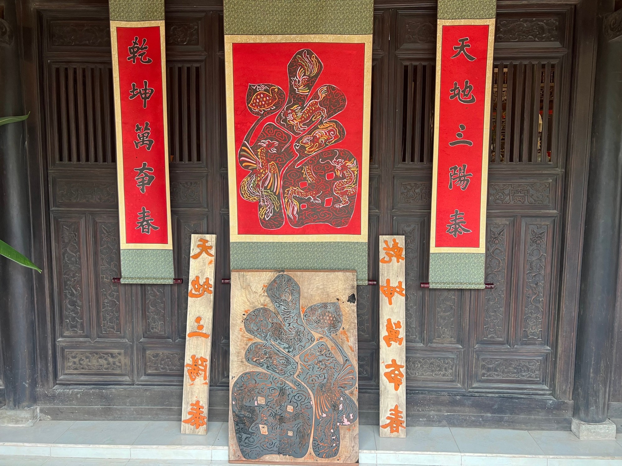 La grande calligraphie PHUC, intégrant les motifs des quatre animaux sacrés et le couplet parallèle, une fois achevée. Photo : nhandan.vn
