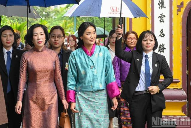 Mme Nguyen Thi Minh Nguyet, épouse du président de la République Luong Cuong, et la reine du Bhoutan Jetsun Pema visitant la pagode Tran Quoc. Photo: nhandan.vn 2-88.jpg