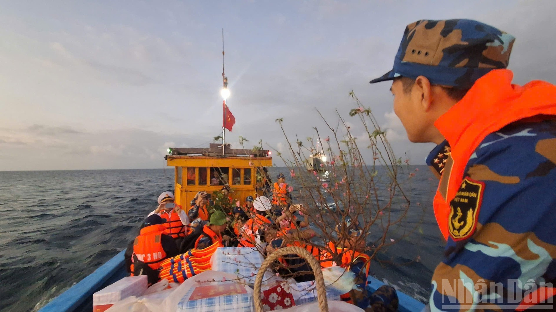 Le navire 628 de la Brigade 161 (Commandement naval de la Région 3) a acheminé « le Têt de l’affection » aux forces armées et à la population des deux districts insulaires de Con Co, province de Quang Tri et de Ly Son, province de Quang Ngai. Photo : nhandan.vn