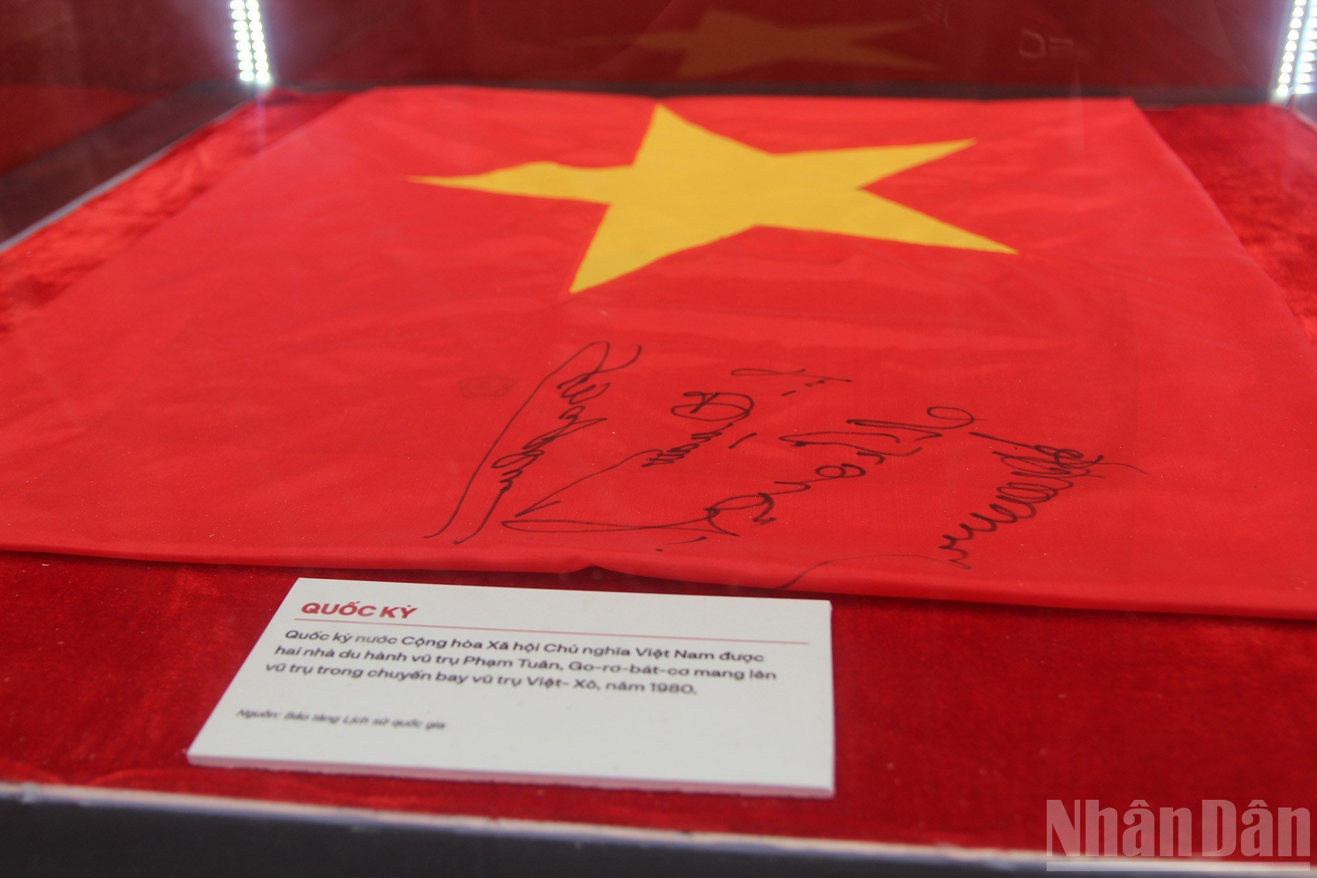 Le drapeau national de la République socialiste du Vietnam, emporté dans l’espace en 1980 par le cosmonaute Pham Tuan et le cosmonaute soviétique Viktor Vassilyevich Gorbatko lors du vol spatial vietnamo-soviétique, est exposé avec solennité. Photo : nhandan.vn 3.jpg