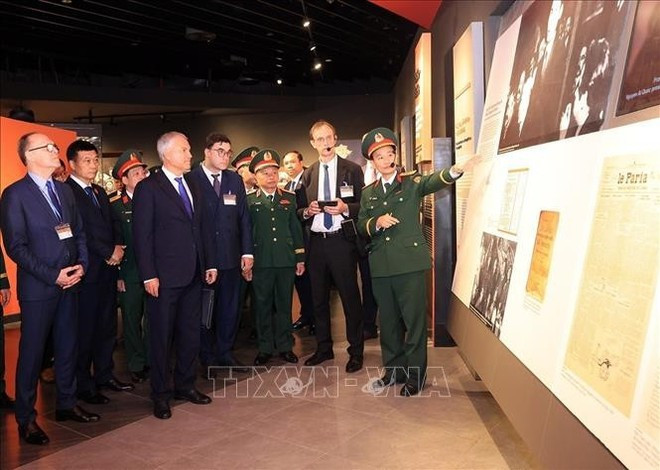 Le président de la Douma d’État russe en visite au Musée d’histoire militaire du Vietnam. Photo : VNA. Le président de la Douma d’État russe en visite au Musée d’histoire militaire du Vietnam. Photo : VNA.