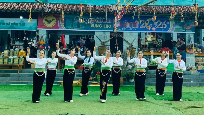 Une effervescence d’activités culturelles et artistiques à l’occasion du Nouvel An au Village de la Culture et du Tourisme des ethnies du Vietnam. Photo : nhandan.vn