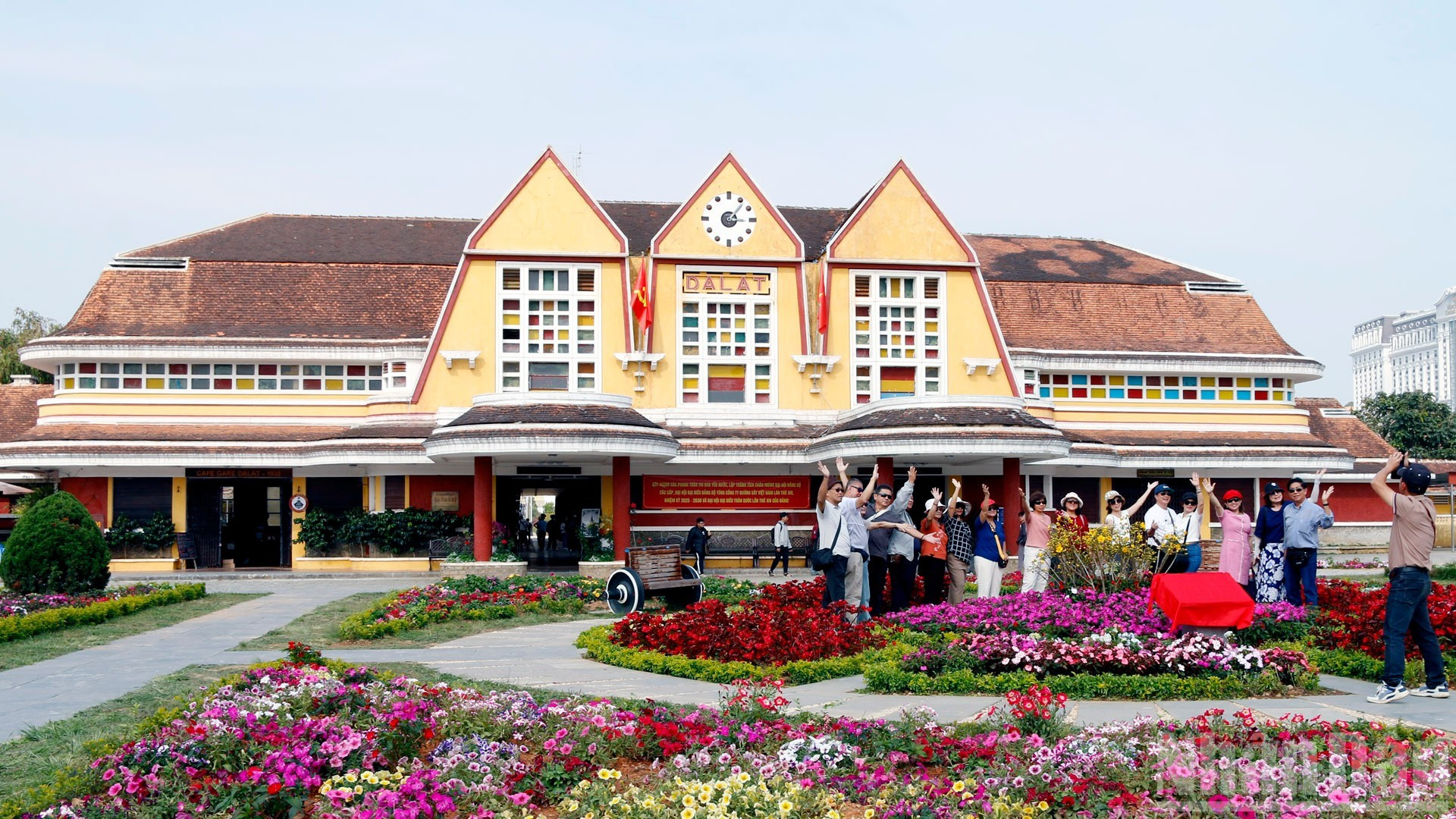 Les touristes visitent et font l’expérience de la gare historique de Da Lat. Photo nhandan.vn