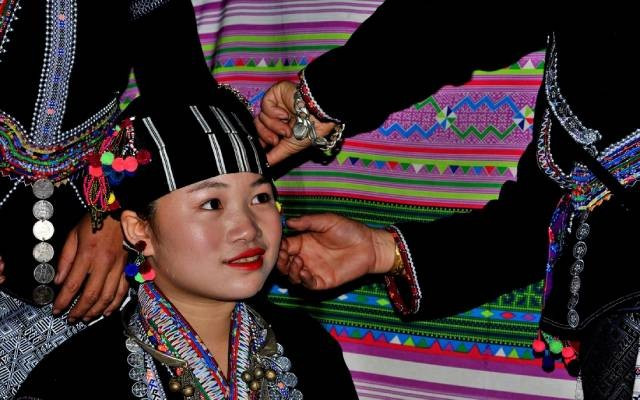 Le geste de nouer le foulard marque une étape décisive dans la vie d’une femme Lu : le mariage. À la fois ornement et symbole, ce foulard témoigne de la fidélité et de l’engagement de la jeune femme dans son rôle d’épouse et de bru. Photo: VOV