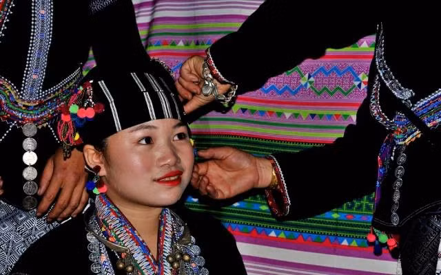 Le geste de nouer le foulard marque une étape décisive dans la vie d’une femme Lu : le mariage. À la fois ornement et symbole, ce foulard témoigne de la fidélité et de l’engagement de la jeune femme dans son rôle d’épouse et de bru. Photo: VOV