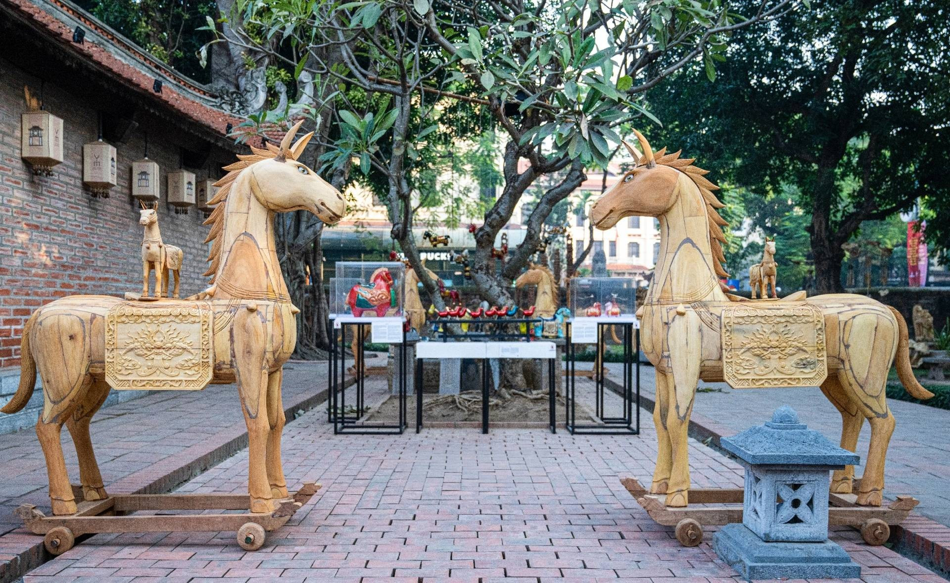 L'exposition de sculptures de chevaux uniques au Temple de la Littérature – Quoc Tu Giam. Photo : dantri.com.vn