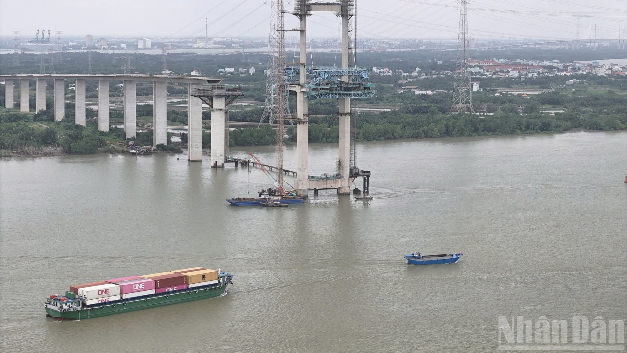 Le pont s’étend sur près de 3 200 mètres, avec une travée principale de 300 m, une largeur de 22 m et six voies de circulation. Il franchit la rivière Long Tau, reliant la commune de Can Gio (Ho Chi Minh-Ville) à celle de Đại Phước (province de Dong Nai). Considéré comme un maillon essentiel de l’axe nord-sud oriental, il contribuera à réduire la pression sur la Nationale 1 et l’autoroute Hô Chi Minh-Ville – Long Thanh – Dau Giay. Photo: nhandan.vn 5.jpg