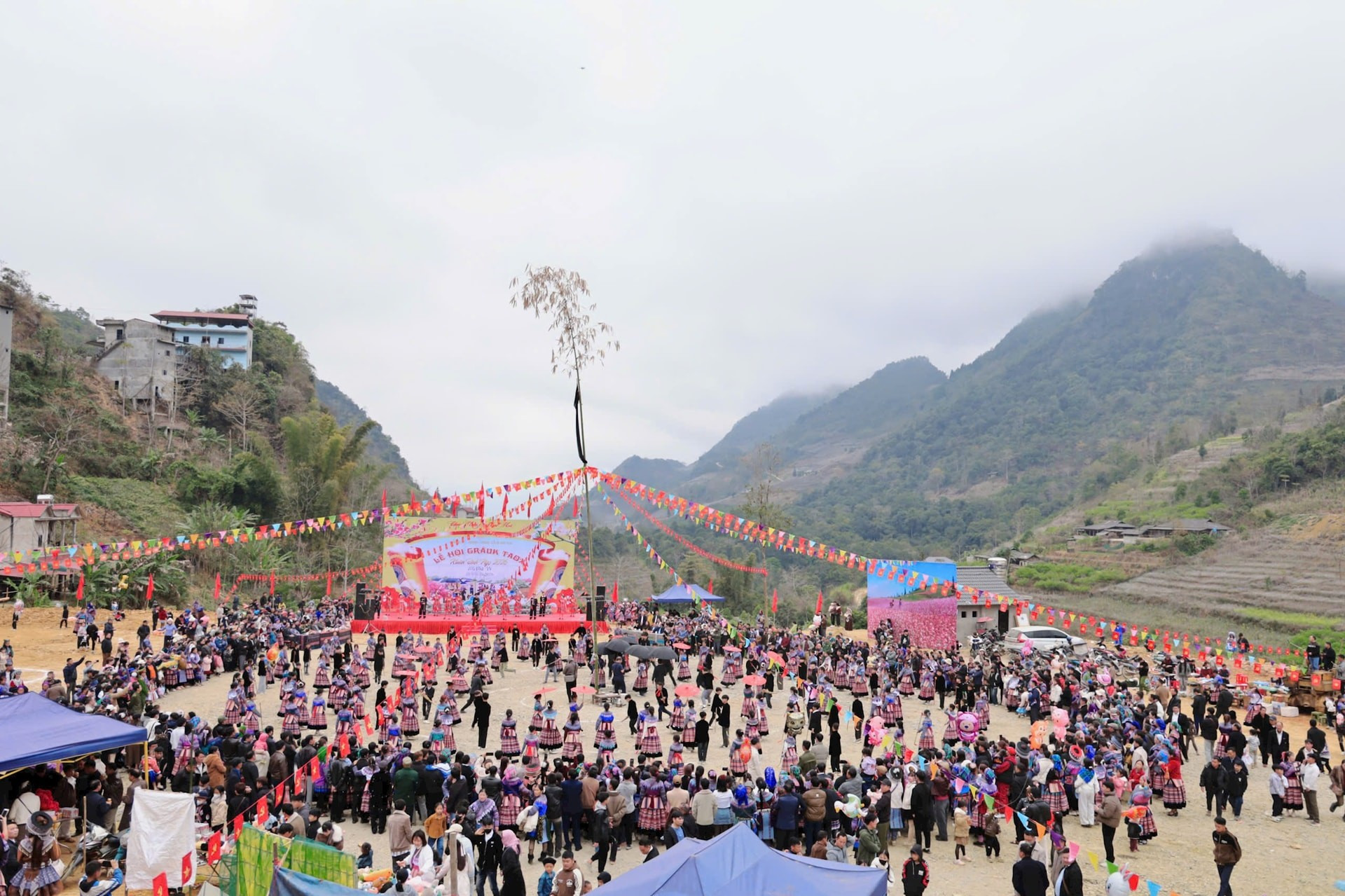 La fête Gau Tao est préservée et transmise de génération en génération, devenant un espace de vie culturelle communautaire qui contribue à renforcer les liens entre villages et à consolider la grande union des ethnies présentes dans la commune. Photo: hanoimoi.vn