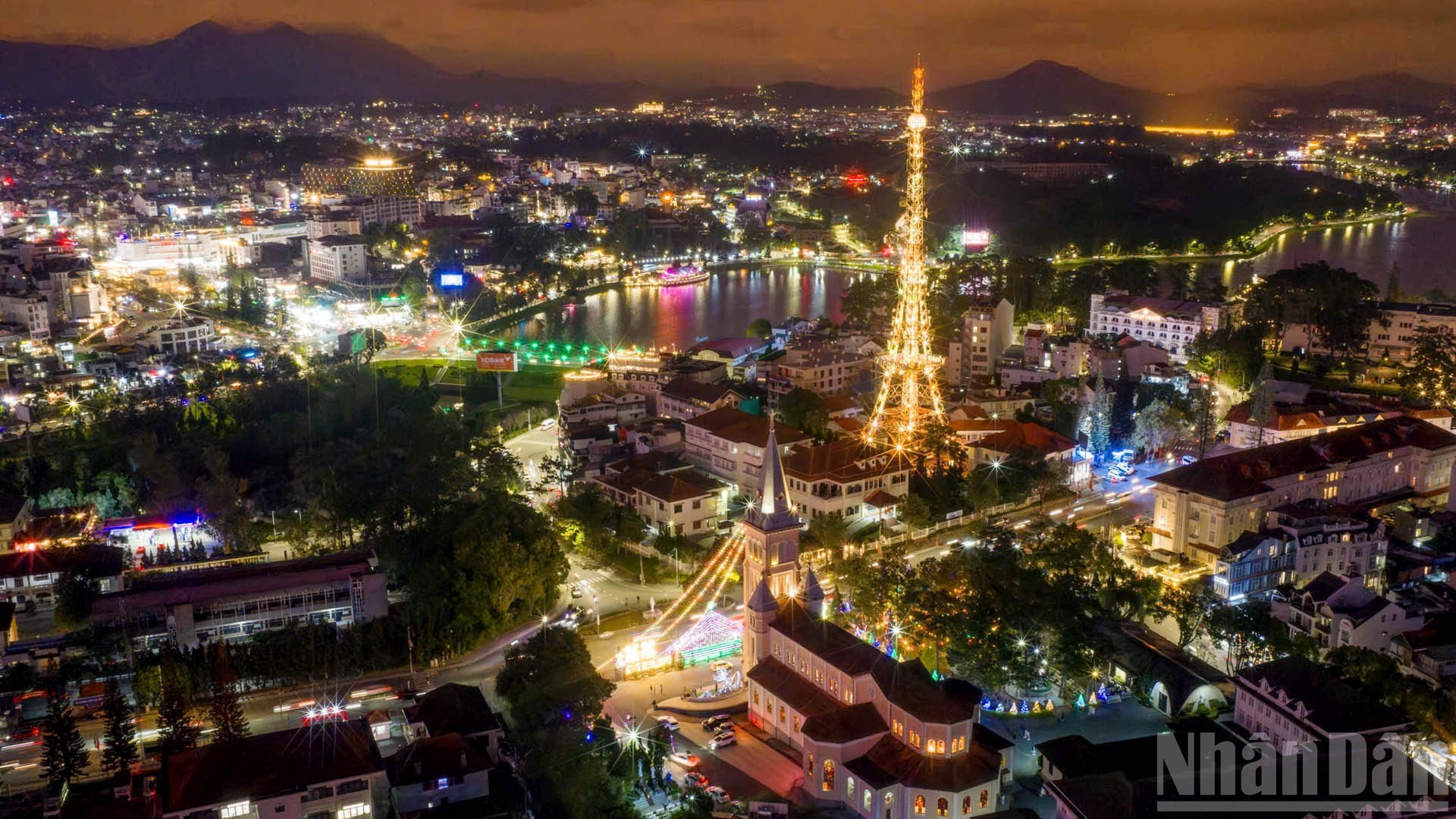 Le centre de la province fleurie de Lam Dong resplendit de mille couleurs dans la nuit de Noël. Photo: nhandan.vn