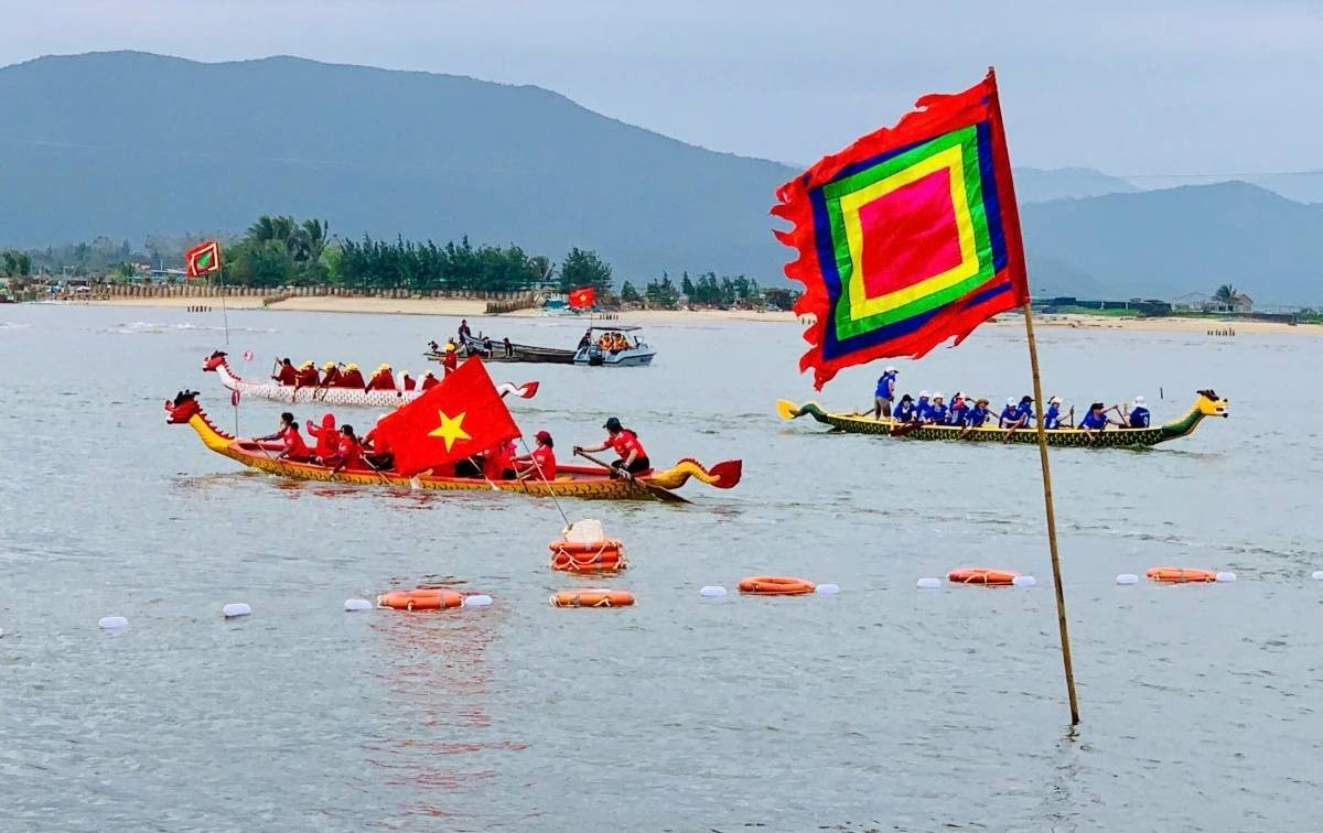 De nombreux habitants et touristes ont participé au festival avec l’espoir d’une année placée sous le signe de la chance et de la prospérité. Photo : VOV.