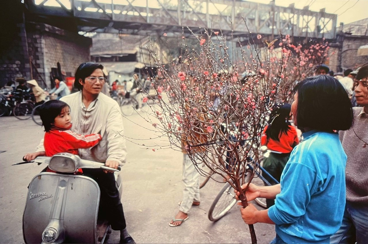 Le Nouvel An dans la photographie Tết Hàng Lược (1989) du photographe français Nicolas Cornet.