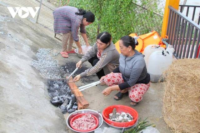 Les crevettes et poissons pêchés sont ensuite préparés en divers plats. Photo : VOV. 14-nguoi-dan-dang-nau-cac-mon-an-dac-trung-dong-que.jpg