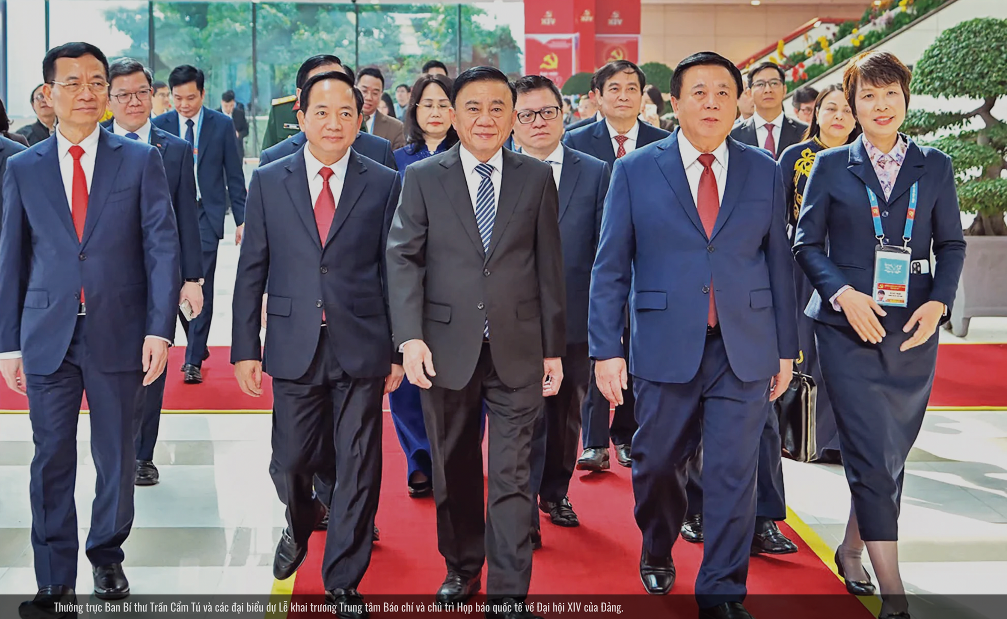 Le membre du Bureau politique et Permanent du Secrétariat du Comité central, Tran Cam Tu, ainsi que les délégués ont assisté à la cérémonie d’inauguration du Centre de presse et ont présidé la conférence de presse internationale sur le XIVᵉ Congrès du Parti. Photo: Photo : VNA.