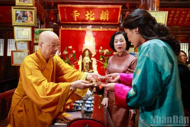 Le vénérable Thich Thanh Nha, supérieur de la pagode Tran Quac, offre une feuille de bodhi à la reine du Bhoutan Jetsun Pema. Photo: nhandan.vn image-11-1.jpg