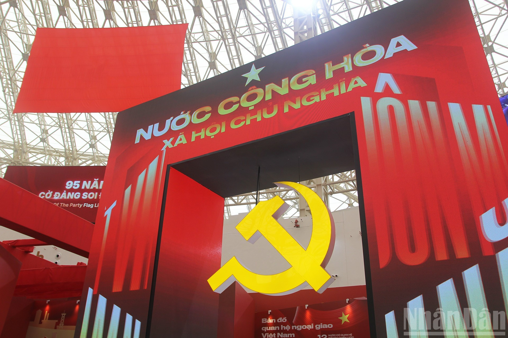 L’écran LED orné du symbole du communisme devient le point focal marquant de cette zone. Photo : nhandan.vn