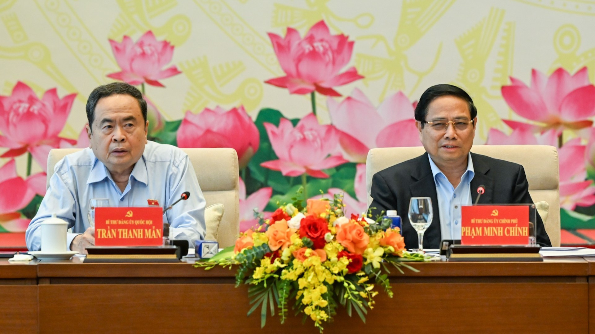 Le secrétaire du Comité du Parti du gouvernement, Premier ministre Pham Minh Chinh, et le secrétaire du Comité du Parti de l’AN, président de l’AN Tran Thanh Man, coprésident la conférence. Photo: nhandan.vn