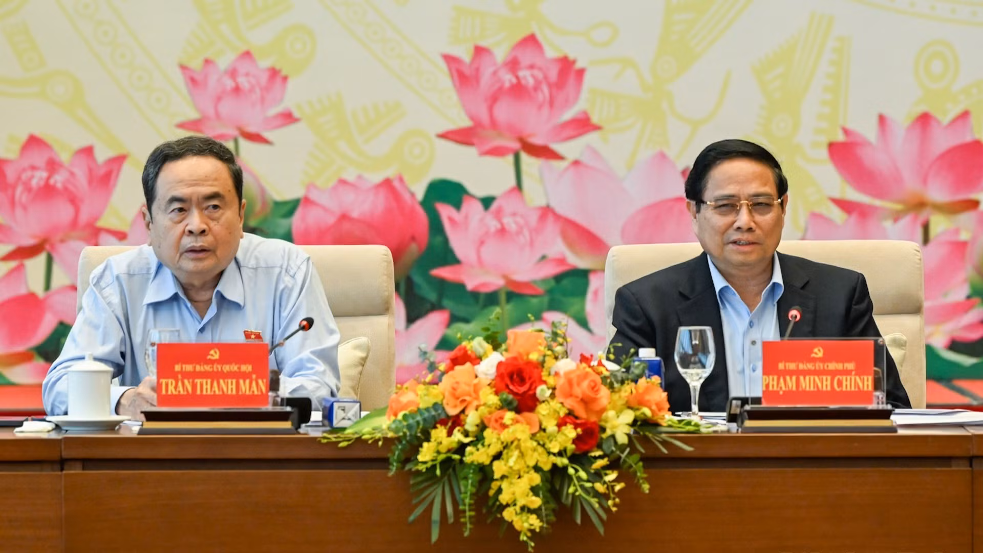 Le secrétaire du Comité du Parti du gouvernement, Premier ministre Pham Minh Chinh, et le secrétaire du Comité du Parti de l’AN, président de l’AN Tran Thanh Man, coprésident la conférence. Photo: nhandan.vn