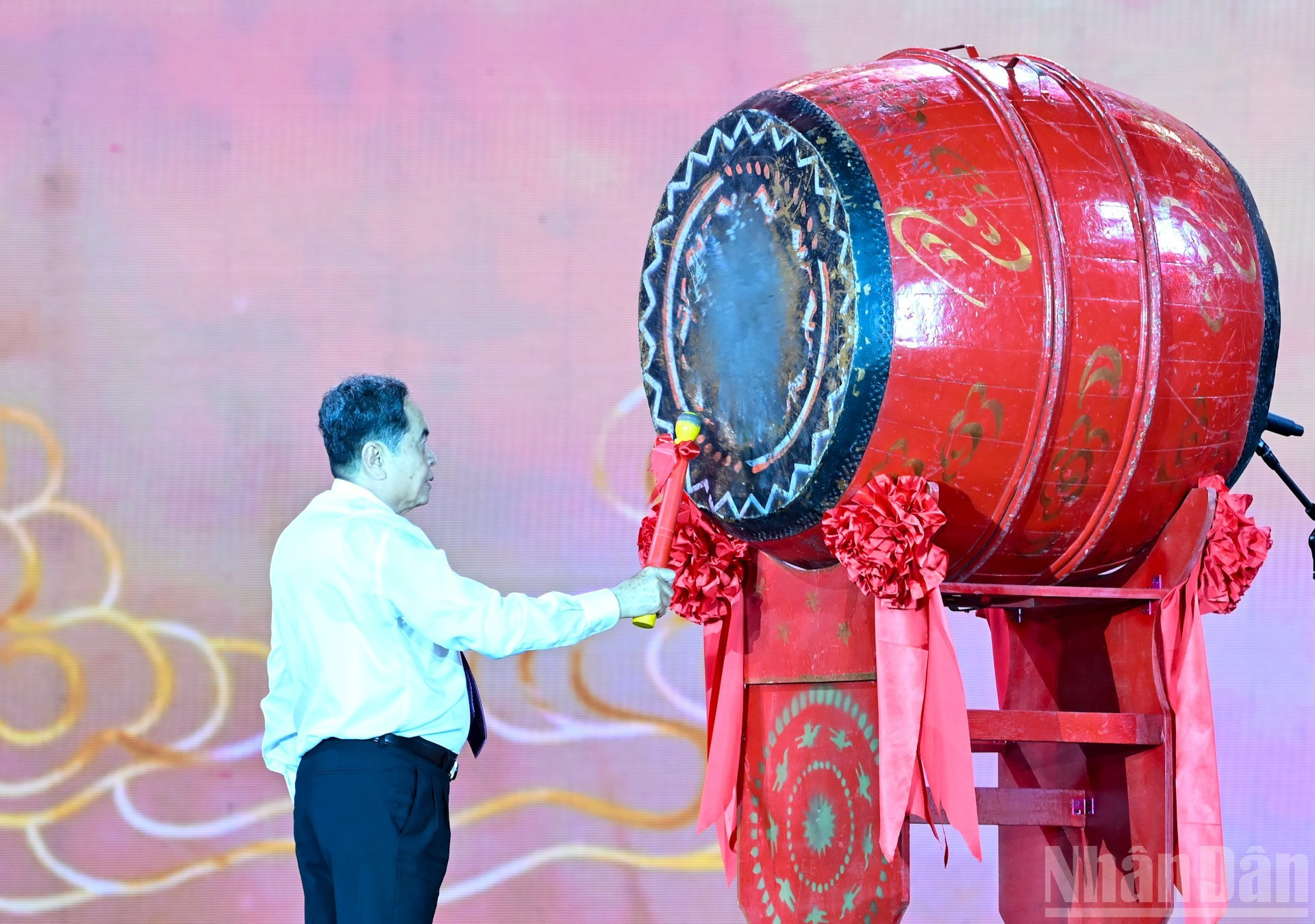 Le président de l’AN Tran Thanh Man frappe le tambour pour inaugurer le festival. Photo : nhandan.vn 5.jpg