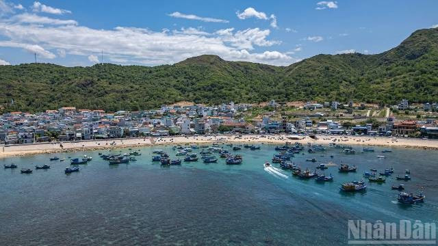 Le village de pêcheurs de Nhon Hai est « enlacé » par l’immensité verdoyante des montagnes et de la mer. Photo : nhandan.vn 2-73.jpg