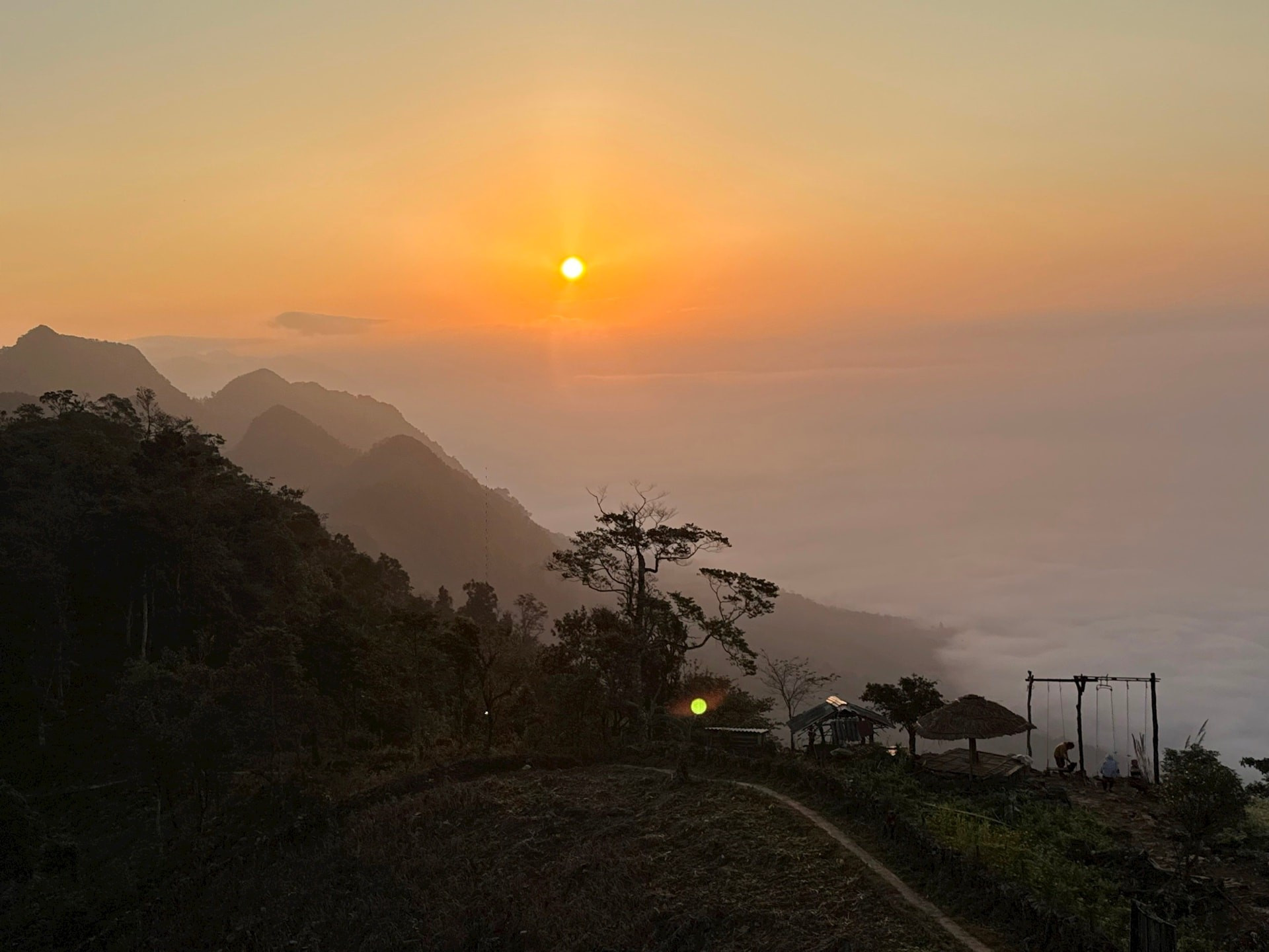 Hang Kia accueille les premiers rayons de l’aube. Photo : hanoimoi.vn