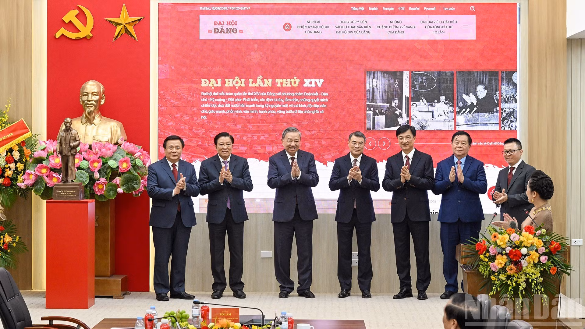 Le secrétaire général To Lam et les délégués assistent à la cérémonie de lancement du site électronique thématique « Parti communiste du Vietnam – XIVᵉ Congrès national ».