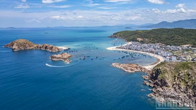 De nombreux bateaux ont été reconvertis pour des activités touristiques. Photo : nhandan.vn